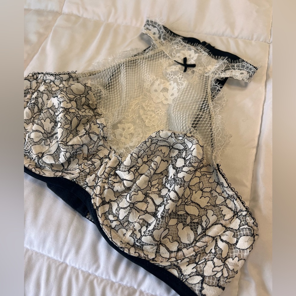 36C VS bralette with flower pattern cups and lace décolletage detailing